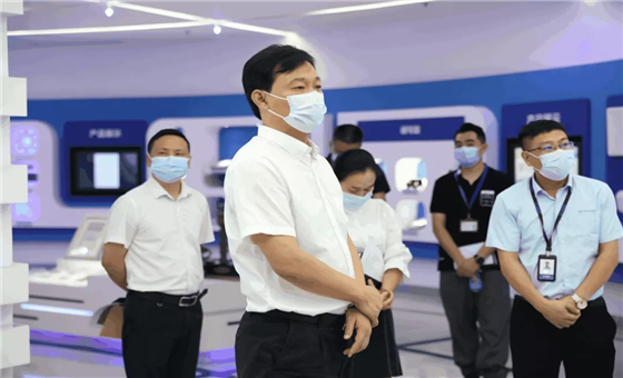 光明区委副书记、政法委书记张华伟莅临ag8集团调研指导