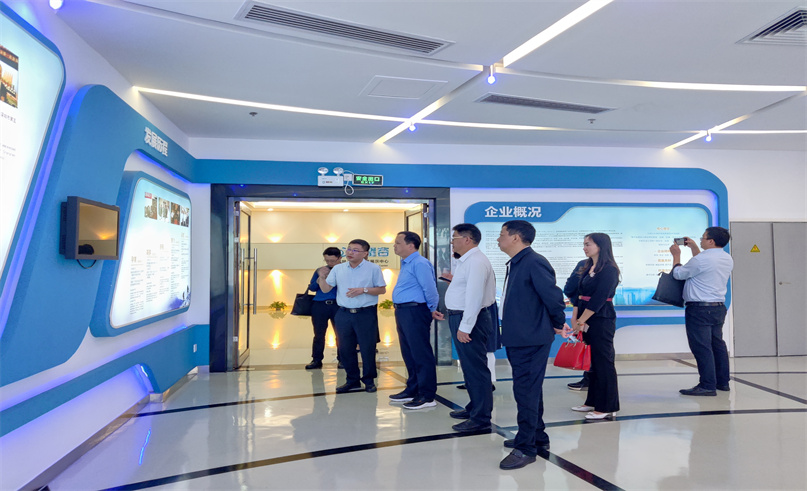 贵州省铜仁市政协党组书记、主席肖洪等一行领导莅临ag8集团参观交流